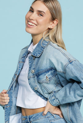 Veste en denim coupe garçonne boutonnée à l'avant