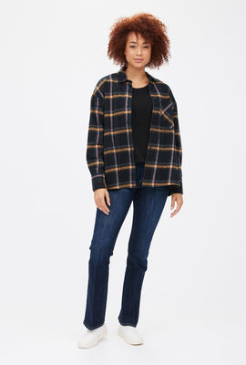 Chemise en flanelle surdimensionnée à carreaux boutonnés à l'avant